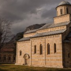 El monasterio serbio de Kosovo que está protegido por militares las veinticuatro horas del día