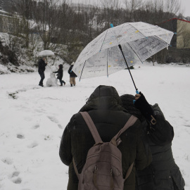 Varias personas se divierten con la nieve este jueves, tras una nevada en Pedrafita do Cebreiro (Lugo), a 28 de marzo de 2024.