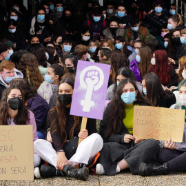 Imagen de archivo de las alumnas de la USC con carteles de mensajes feministas en las inmediaciones de la Facultad de Ciencias Políticas, a 25 de noviembre de 2021, en Santiago de Compostela, Galicia