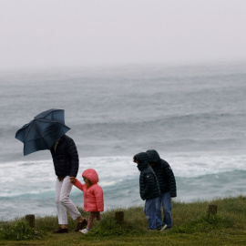 Una familia pasea por la costa de Ferrol con el temporal Nelson. 27/03/2024