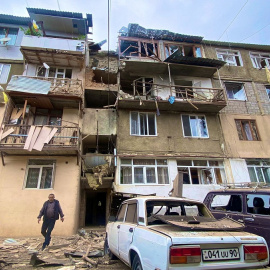 Una vista muestra un edificio residencial y automóviles dañados tras el lanzamiento de una operación militar por parte de las fuerzas armadas de Azerbaiyán en la ciudad de Stepanakert en Nagorno-Karabaj, una región habitada por personas de etnia arme