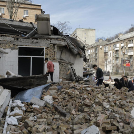 Estudiantes y voluntarios retiran escombros en la Academia Estatal de Artes Decorativas Aplicadas y Diseño de Kiev después de que fuera dañada por un ataque con misiles. 30/03/2024.