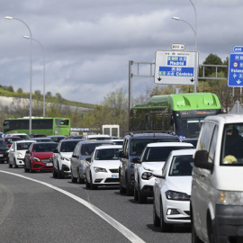 Tráfico denso en la salida de Madrid en la A-3 en Rivas el 28 de marzo de 2024.