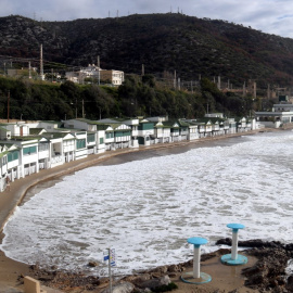 31/03/2024 - L'aigua arribant a les casetes del poble de Garraf, a Sitges.