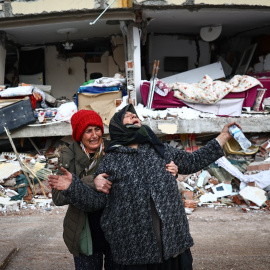 Dos mujeres se lamentan junto a un edificio derrumbado tras el gran terremoto en el distrito de Elbistan de Kahramanmaras, en Turquía.