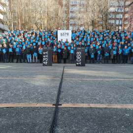 11/02/2023. Cientos de manifestante portan carpetas azules para denunciar la tortura en Euskadi, a 11 de febrero de 2023.