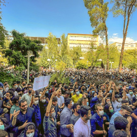 Estudiantes de la Universidad Amir Kavir protestan al unísono con lemas contra el régimen iraní.