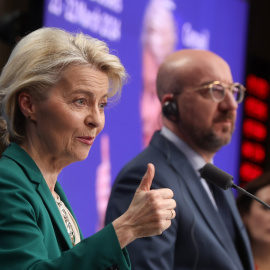 La presidenta de la Comisión Europea, Ursula von der Leyen (i), y el presidente del Consejo Europeo, Charles Michel, durante una rueda de prensa, el 22 de marzo de 2024 en Bruselas (Bélgica).