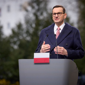 El primer ministro de Polonia, Mateusz Morawiecki, se dirige a los periodistas en Varsovia durante una conferencia de prensa con Volodymyr Zelensky, a 4 de mayo de 2023.