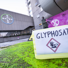 Un grupo de activistas ecologistas realizan una protesta contra el Glifosato en la sede de Bayer Monsanto en Berlín.