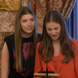 La infanta Sofía y la princesa Leonor durante el brindis.