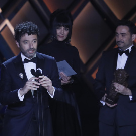 El realizador Rodrigo Sorogoyen tras recibir el premio a "mejor dirección" por su película "As Bestas" durante la gala de la XXXVII edición de los Premios Goya que se celebra este sábado en el Palacio de Congresos y Exposiciones FIBES de Sevilla.