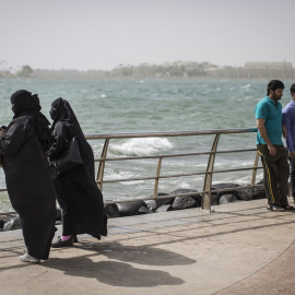 01/04/2024 Mujeres saudíes se hacen una foto de recuerdo en la cornisa de Jeddah, a 12 de febrero de 2018.