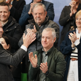 El candidato de EAJ-PNV en las elecciones vascas, Imanol Pradales, y el lehendakari, Iñigo Urkullu, durante un acto en Bilbao, a 31 de marzo de 2024.