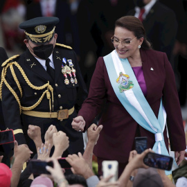 La presidente electa Xiomara Castro saluda a simpatizantes tras su juramento como nueva presidente de Honduras, hoy en el Estadio Nacional Tiburcio Varias Andino en Tegucigalpa (Honduras).