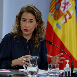 10/12/2021.- La ministra de Transportes, Movilidad y Agenda Urbana Raquel Sánchez ofrece una rueda de prensa tras el Consejo de Ministros Extraordinario celebrado en el Palacio de la Moncloa, este viernes. EFE/ Mariscal