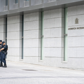 Imagen de archivo de varios agentes de Policía Nacional a las puertas de la Audiencia Nacional, a 15 de septiembre de 2023, en Madrid