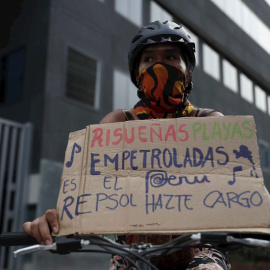 Activistas protestan frente a las instalaciones de Repsol en Lima (Perú) con motivo del derrame de petróleo.