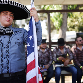 Un participante sostiene una bandera estadounidense en el Día de la Independencia de México en Los Ángeles, a 10 de septiembre de 2023.