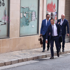 El juez Manuel Penalva (con gafas de sol) y el fiscal Miguel Ángel Subirán (a la derecha), a su llegada al juicio, junto con su letrado, Javier Barinaga, el 22 de junio de 2023, en la Audiencia de Palma