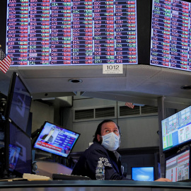 Un operador en su puesto en el patio de negociación de la Bolsa de Nueva York (NYSE, en sus siglas en inglés), en Wall Street. REUTERS/Brendan McDermid