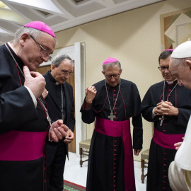 Foto de archivo del papa Francisco y un grupo de obispos franceses mientras guardan un momento de silencio por las víctimas de los abusos sexuales en la Iglesia.