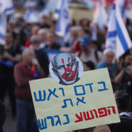 Manifestantes antigubernamentales asisten a un segundo día de protestas frente a la Knesset, el Parlamento israelí en Jerusalén, a 1 de abril de 2024.