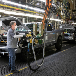 26/01/2022 Un trabajador de ensamblaje de una planta norteamericana de Ford