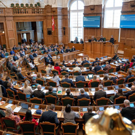 Vista general tomada el 28 de febrero de 2023 del Parlamento danés antes de proceder a una votación.