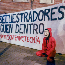 Varias personas sostienen una pancarta durante la concentración contra el CSIC por las víctimas de Vivotecnia, ante las dependencias del CSIC, a 27 de enero de 2022, en Madrid.