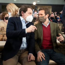 El líder del PP, Pablo Casado (d), y el candidato del PP a la Presidencia de la Junta de Castilla y León, Alfonso Fernández Mañueco (i), conversan en un acto de campaña.