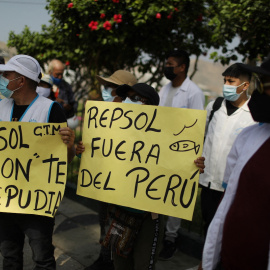 Un grupo de residentes protestan contra Repsol después de que el Gobierno peruano dijera que la petrolera es responsable del derrame en Ancón, Perú, a 25 de enero de 2022.