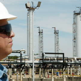 Un trabajador de Repsol junto a la refinería de petróleo y gas en Río Grande, a 80 km de Santa Cruz, Bolivia, 04 de mayo de 2006.