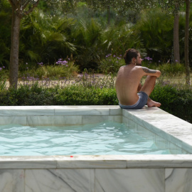 Un hombre en el borde de una piscina de València, a 12 de agosto de 2021.