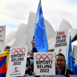 En esta foto de archivo tomada el 23 de junio de 2021, los manifestantes sostienen carteles y pancartas mientras asisten a una manifestación en Sydney para pedir al gobierno australiano que boicotee los Juegos Olímpicos de Invierno de Pekín 2022.