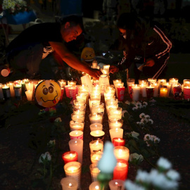 07/05/2021. Varias personas colocan velas en el suelo este sábado en memoria de los fallecidos en el accidente de la línea 12 del metro del pasado lunes, en Ciudad de México. - EFE