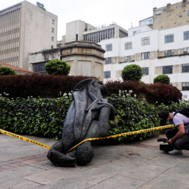 07/05/2021. Un fotógrafo captura la imagen de la estatua derribada del conquistador español Gonzalo Jiménez de Quesada, en Bogotá. - Reuters