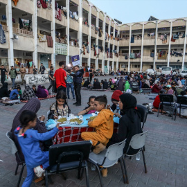 Niños palestinos desayunando en la ciudad de Rafah, Gaza, a 31 de marzo de 2024.