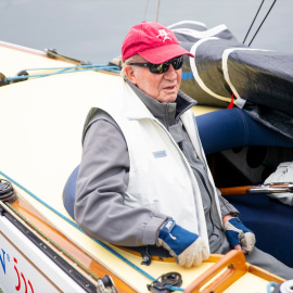 El Rey emérito Juan Carlos (i) a bordo del Bribón en la clausura de la 3ª Regata del IV Circuito Copa de España 2022 de la clase 6 Metros a 22 de mayo de 2022, en Sanxenxo, Pontevedra, Galicia (España).