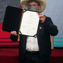 El presidente de Perú, Pedro Castillo, enseña los certificados que le confirman como ganador de las elecciones.