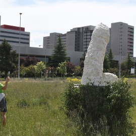 08/05/2021. Una mujer fotografía la gran escultura de arte urbano de simbología fálica, este sábado en León. - EFE