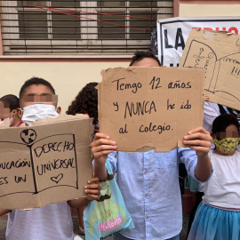 Menores de Melilla y sus familias sin papeles protestan por la negativa de la ciudad a escolarizarlos, en 2020.