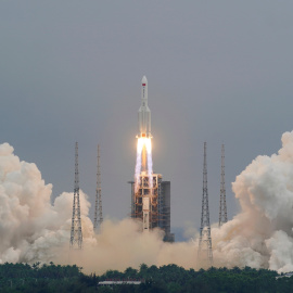 29/04/2021. Imagen de archivo del cohete Long March-5B Y2, que transporta el módulo central de la estación espacial china, en el momento del despegue, el 29 de abril en Hainan. - Reuters