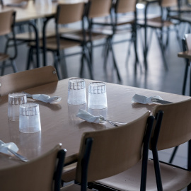 Una mesa de comedor escolar durante una visita de la presidenta de la Comunidad de Madrid, Isabel Díaz Ayuso al Colegio público de Educación Infantil y Primaria San Juan Bautista con motivo de la inauguración del curso escolar 2023/2024, a 7 de septie