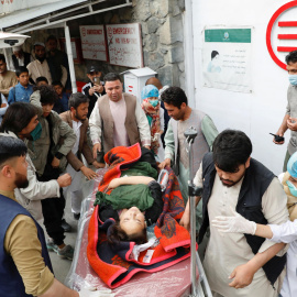 08/05/2021. Una mujer herida es trasladada a un hospital tras la explosión de este sábado en Kabul, Afganistán. - Reuters