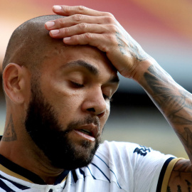 Dani Alves gesticula durante un partido de fútbol en el estadio Jalisco de Guadalajara, a 3 de septiembre de 2022.