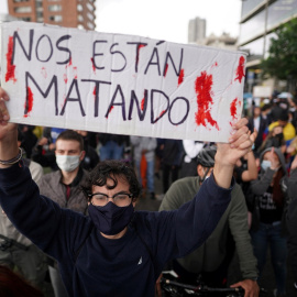 Un manifestante con una pancarta en la que se puede leer "Nos están matando" durante la protesta en Bogotá, Colombia, del pasado 4 de mayo.