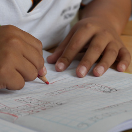 Un niño haciendo deberes en el colegio.