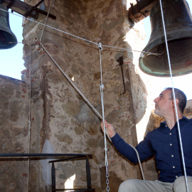 El campaner garrotxí Xavier Pallàs, tocant les campanes de Sant Romà de Joanetes