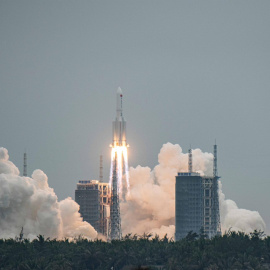 Lanzamiento del cohete Larga Marcha 5B Y2, que transporta un módulo clave para su estación espacial, desde la estación de lanzamiento espacial Wenchang, en la provincia Hainan (China) este jueves.